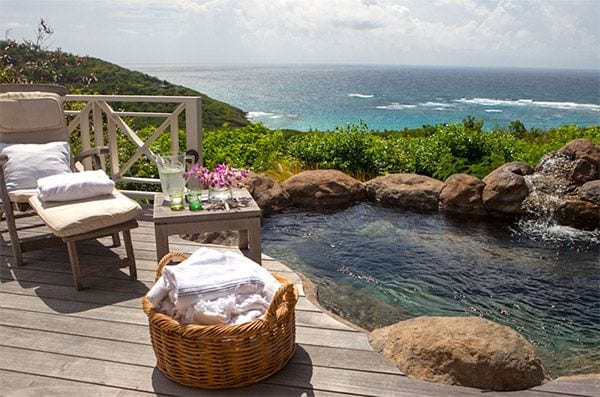 La cabaña Jasmine tiene una pequeña piscina de rocas situada en frente del mar Caribe, desde donde la privacidad es absoluta © Mustique-island.com 