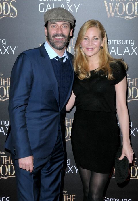 Jon Hamm también se apunta al azul con este dos piezas en marino con jersey de punto y camisa celeste.
