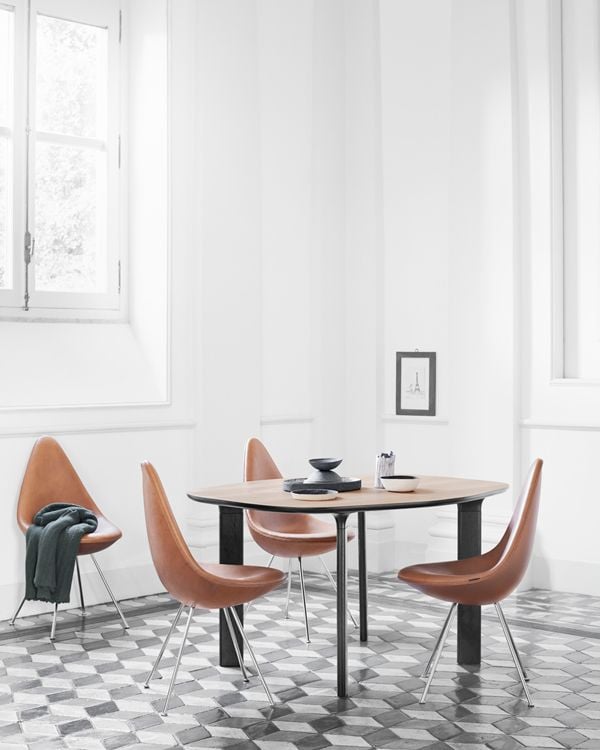 El aire de vanguardia del estilo 'mid century' se muestra aquí en todo su esplendor gracias, en su mayor parte, a las sillas Drop de Arne Jacobsen. Editadas por Fritz Hansen (fritzhansen.com).
