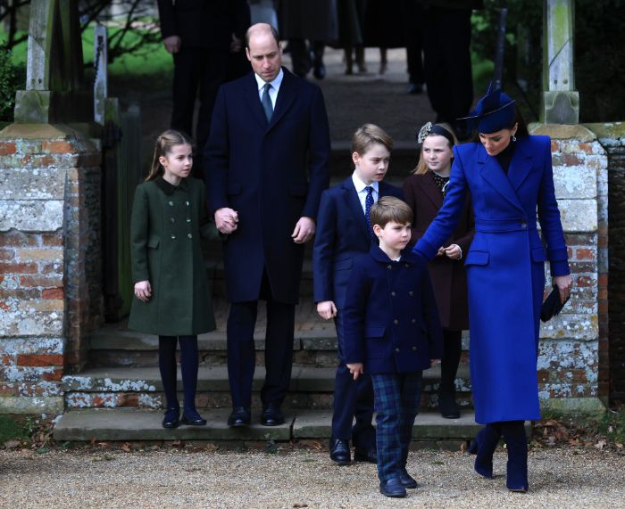 Los príncipes de Gales saliendo de Sandringham