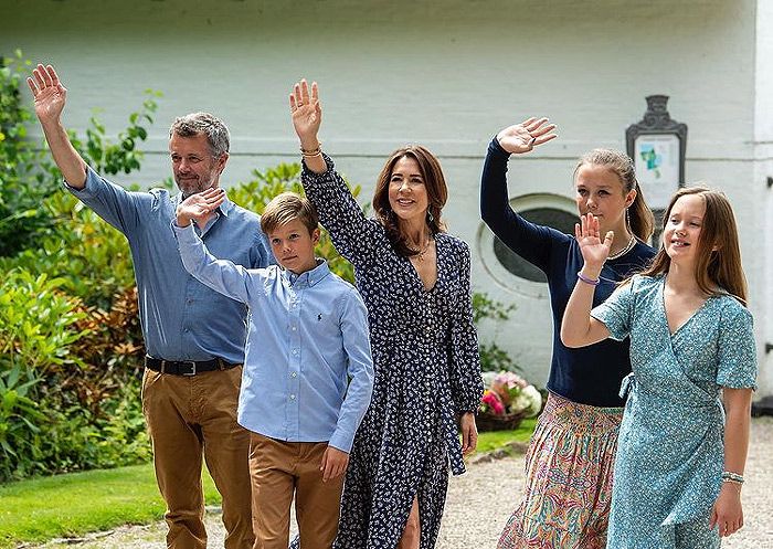 Federico y Mary de Dinamarca con sus hijos