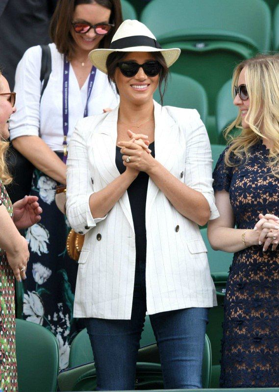 Meghan Markle con blazer, jeans, panama hat, lentes y cadena de oro