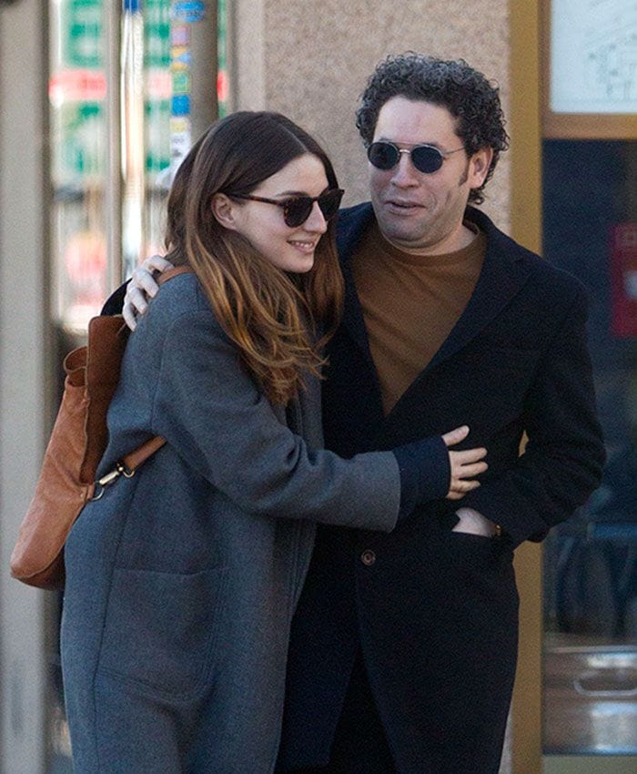 María Valverde y Gustavo Dudamel paseando abrazados