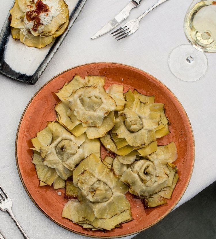 El plato estrella: flores de alcachofas