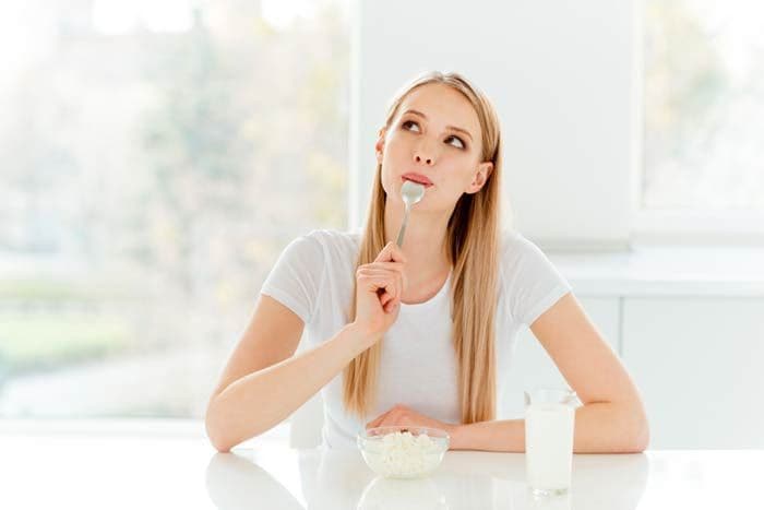 mujer comiendo