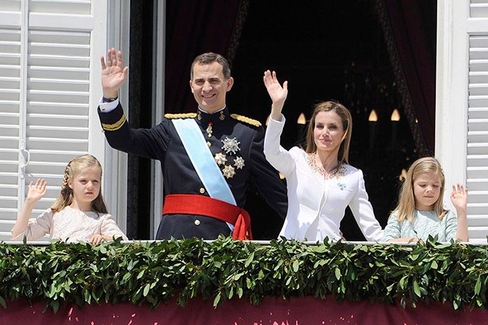 Los Reyes, junto a sus hijas, recuperan en su reinado un balcón olvidado