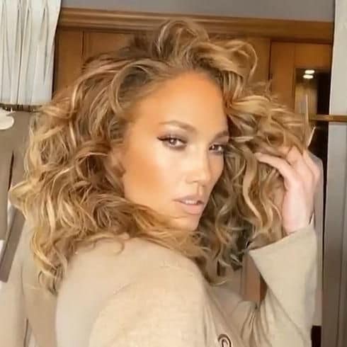 Jennifer Lopez cabello rizado