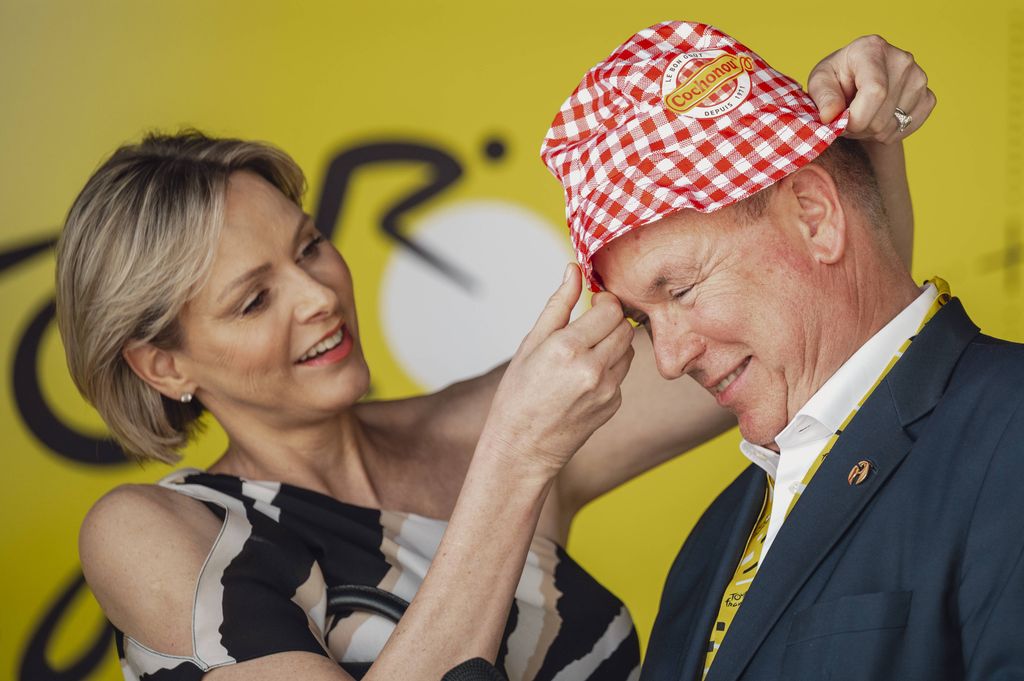 Alberto y Charlene de Mónaco en una etapa del tour de Francia el 21 de julio de 2024