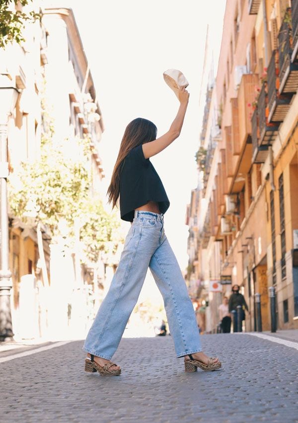 Sara Carbonero con pantalones vaqueros anchos y camiseta negra