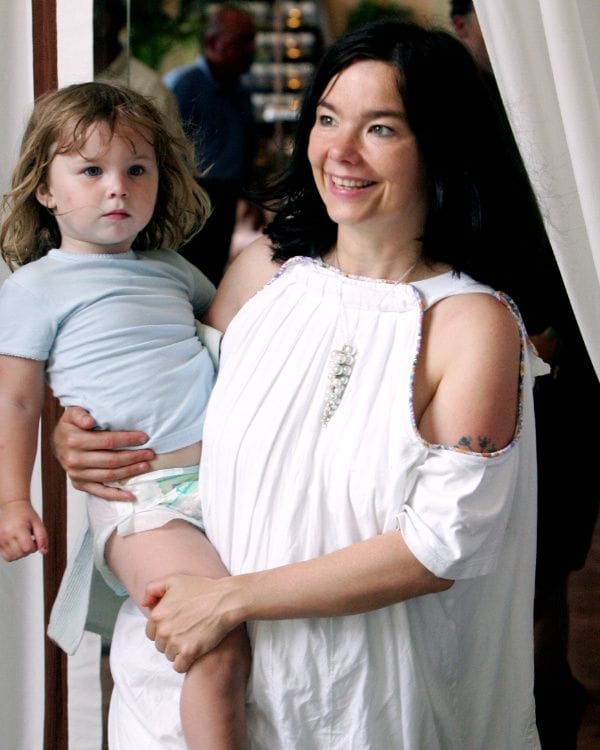 Bjork y su hija cuando era pequeña 