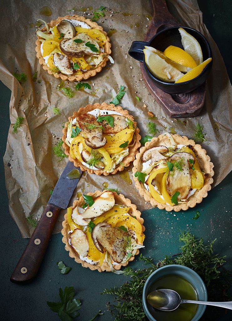 Tartaletas de boletus, mozarela y pimiento amarillo