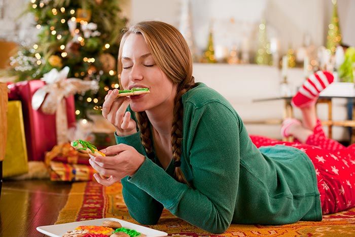 mujer comiendo un dulce en Navidad