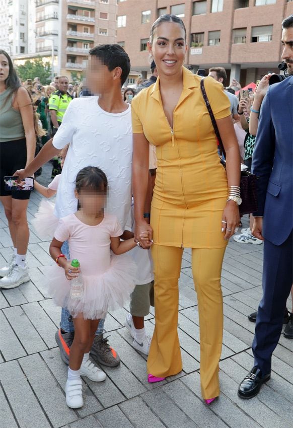 Georgina Rodríguez, con sus hijos y amigos en el concierto de Rosalía en Madrid