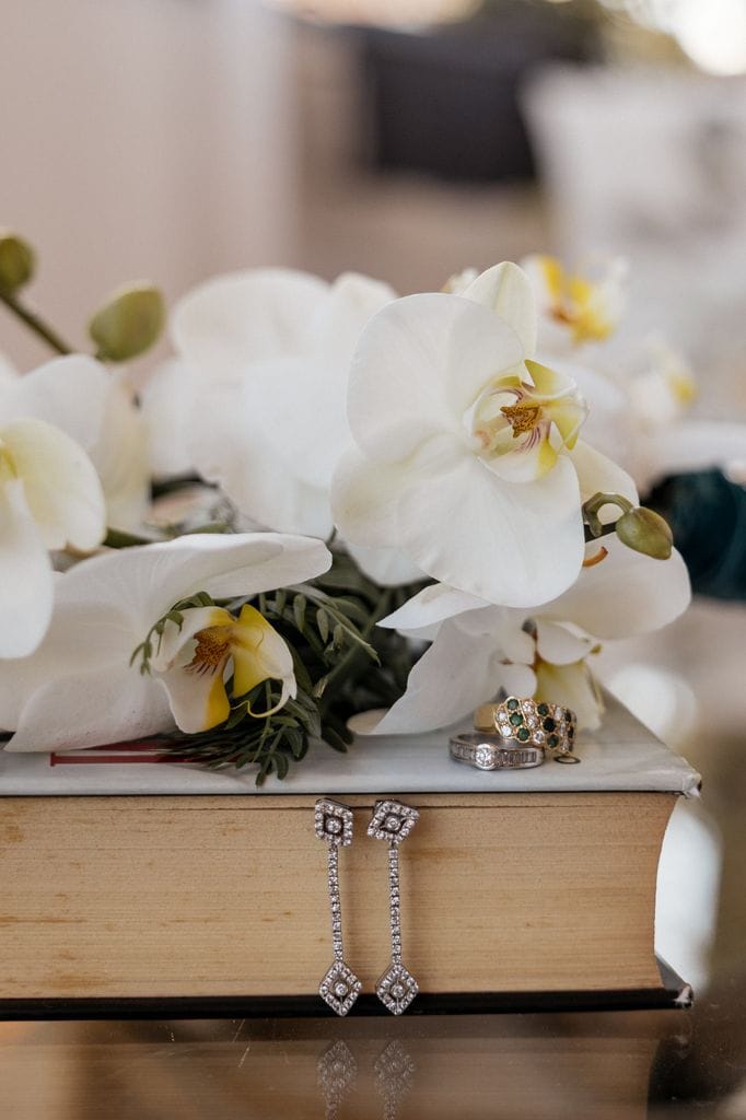 La boda de Ana y Quique en Madrid en pendientes y anillos