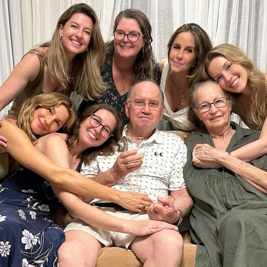 Gisele Bundchen con sus padres y hermanas