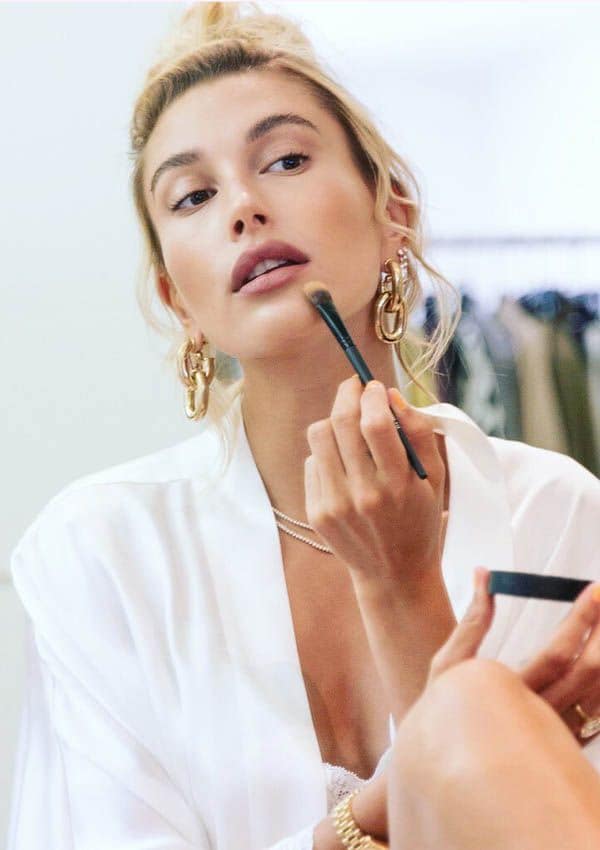 Hailey Baldwin con brocha de maquillaje