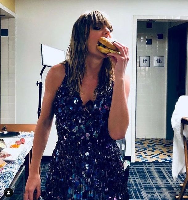 Taylor Swift comiéndose una hamburguesa