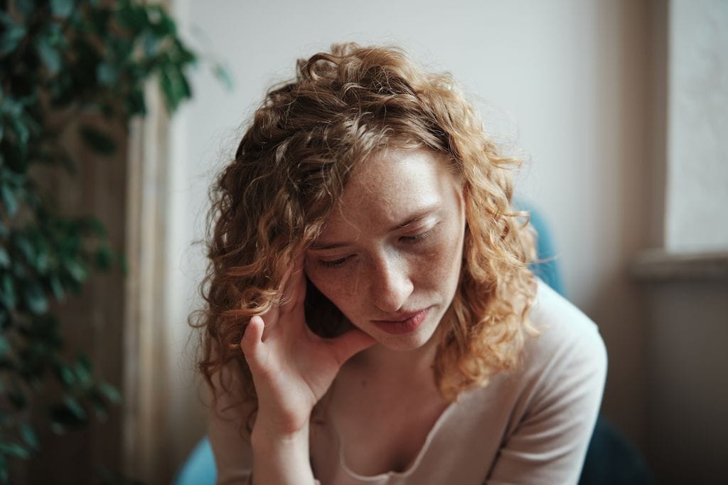 Mujer con dolor de cabeza