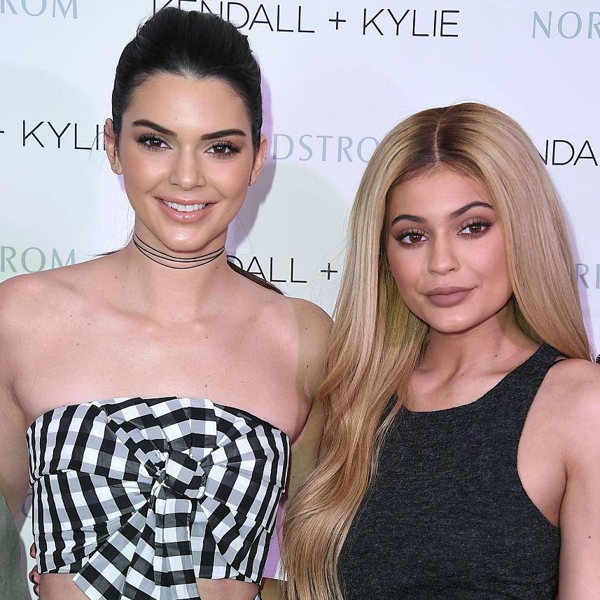kendall jenner con cabello recogido y kylie jenner con blonde hair