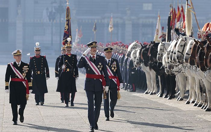 Felipe VI pasa revista a las tropas 