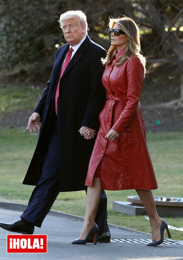 Melania Trump con abrigo rojo de cuero