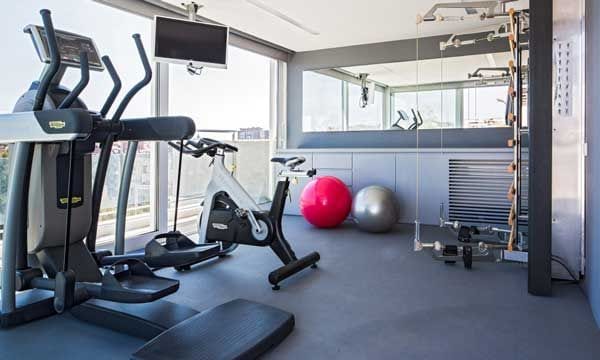 Este gimnasio, que forma parte de un proyecto de interiorismo de Cuca Arraut (cucaarraut.com), reúne todos los requisitos del gimnasio ideal: luz, ventilación, pavimento adecuado y el número de máquinas correcto, para no 'encoger' los metros.
