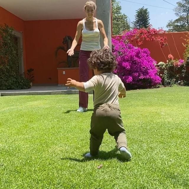 Fernanda Castillo y su hijo Liam.