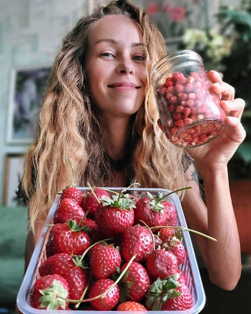 Zhanna D'art con dos botes de fruta