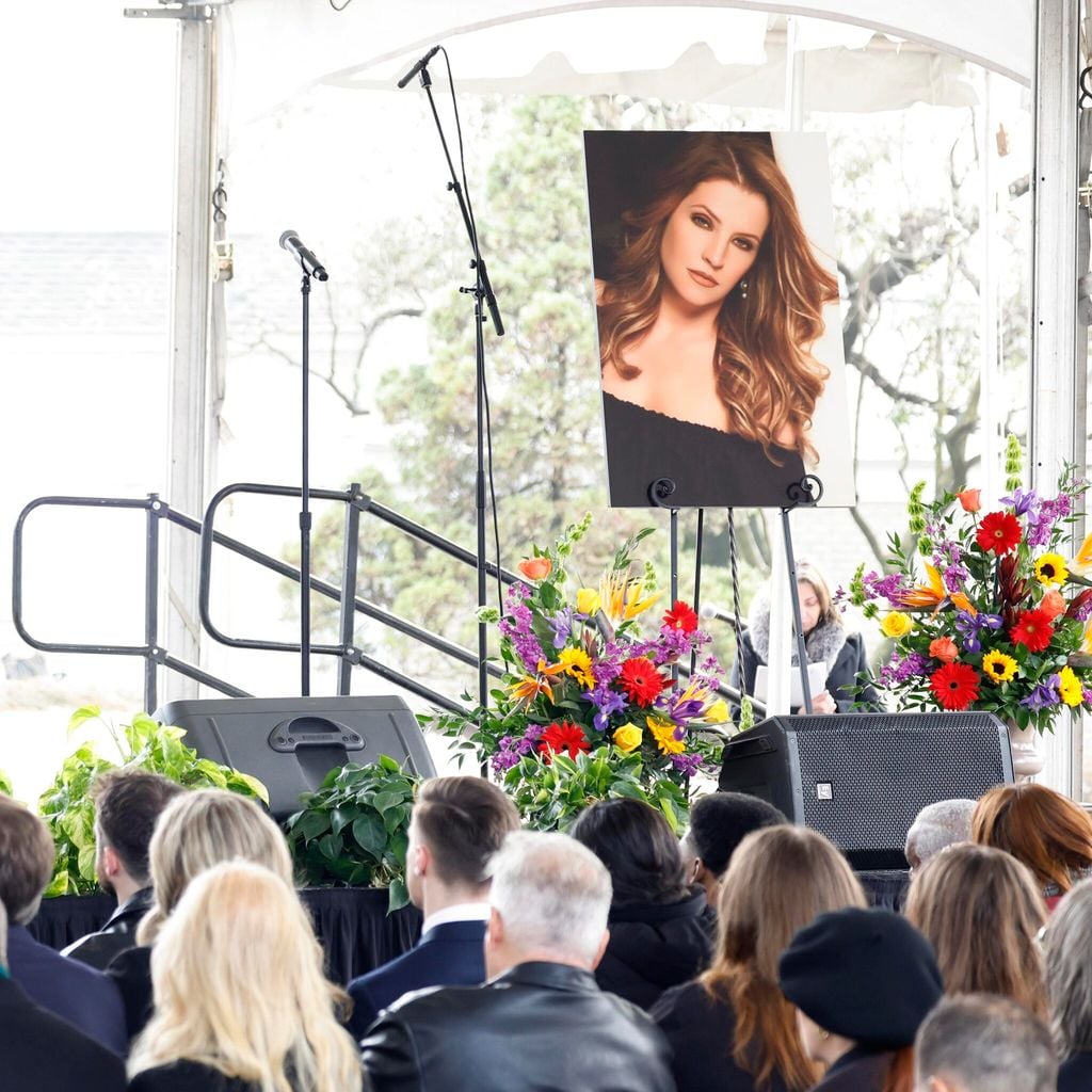 priscilla presley en el funeral p blico de su hija lisa marie