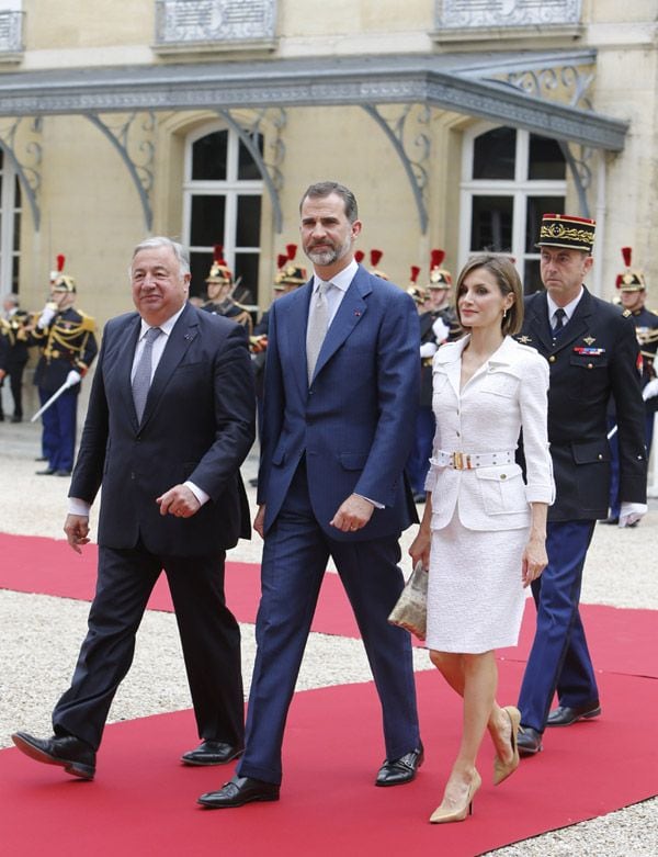 Después se trasladaron al Palacio Petit Luxembourg, residencia del Presidente del Senado, Gèrard Larcher, con quien don Felipe mantuvo un encuentro
