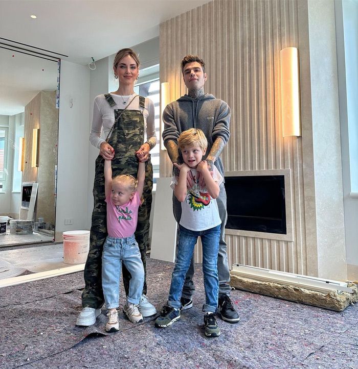 Chiara y Fedez con sus hijos en su nueva casa