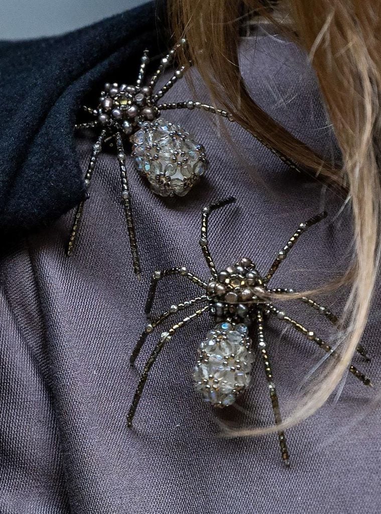 Máxima de Holanda transforma una chaqueta con impresionantes arañas de cristales