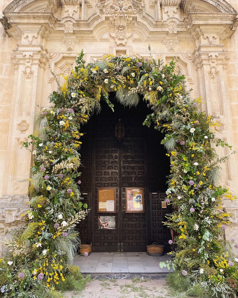 Arco floral silvestre en bodas