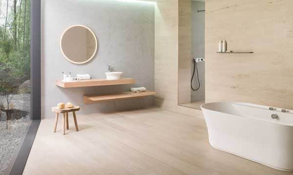 La armonía está reñida con el desorden y el abigarramiento. Esta propuesta de Porcelanosa (porcelanosa.com) nos muestra un baño amplio, cómodo y tremendamente relajante, gracias a sus colores y materiales.
