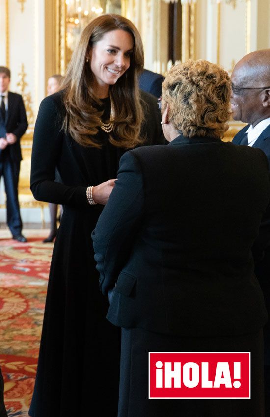 Kate Middleton con vestido negro y colgante de perlas