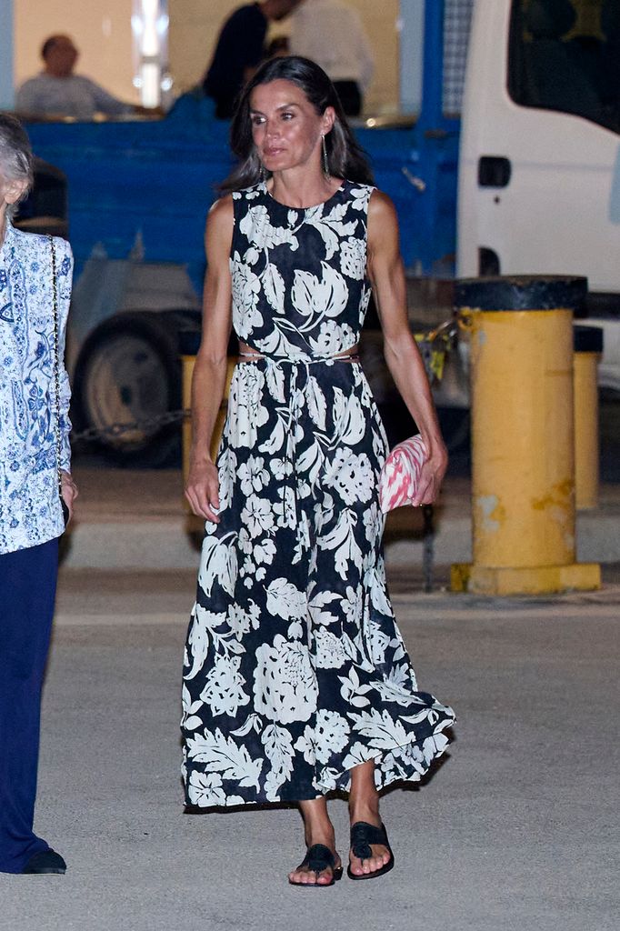 Reina Letizia con vestido blanco y negro con berturas