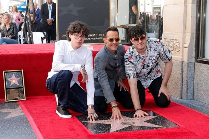 Marc Anthony y sus hijos mayores descubriendo la estrella de la fama del artista