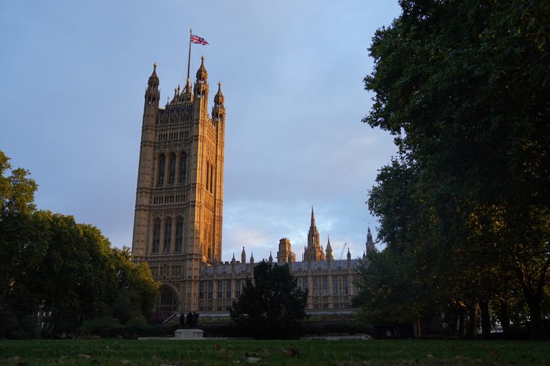 Bandera británica a toda asta