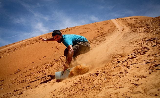 Sandboarding o cómo deslizarse sobre las dunas, en Namibia, donde se encuentran algunas de las más altas del mundo.
