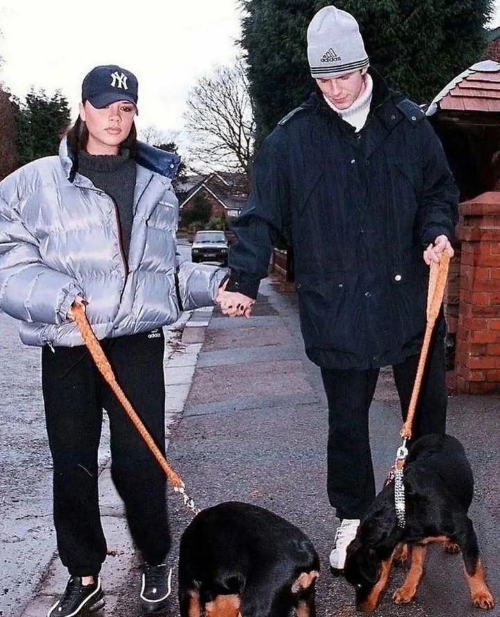 Victoria y David Beckham paseando a sus perros en 1997