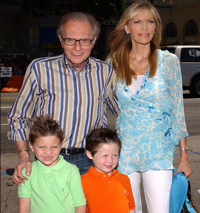 Larry King y su esposa Shawn junto a dos de sus hijos