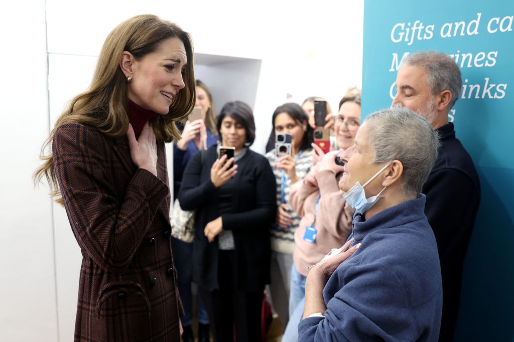 Kate Middleton visita el hospital en el que se trató de cáncer 