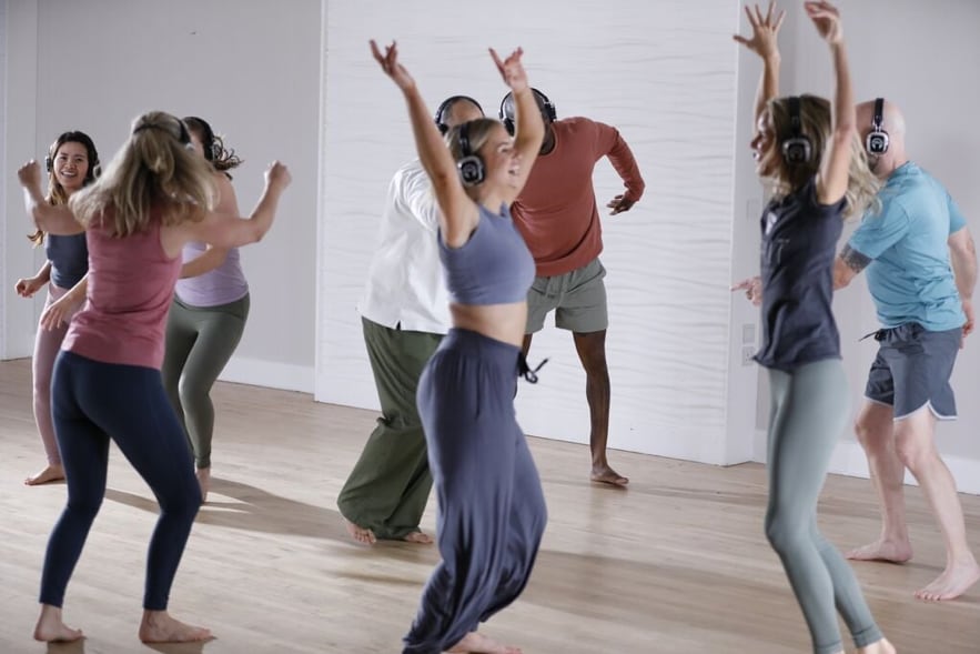 grupo de personas bailando en clase