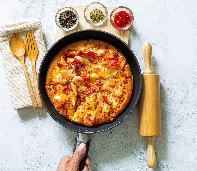 Pizza de gambas, tomate y peperoncino