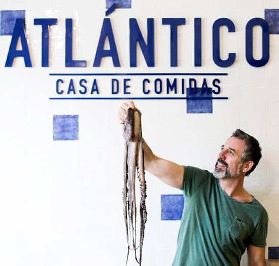 ‘¿Que por qué el nombre de ‘Atlántico’? Pues porque es un concepto que encierra toda una filosofía, es el mar que azota Galicia, el mar que la hace distinta por todos los lados. Es nosotros’, aseguraba Pepe Solla, visiblemente ilusionado, durante la presentación hace escasos días de su nuevo restaurante madrileño. Para dirigir el día a día de la cocina, Pepe ha depositado su confianza en la chef Lucía Lema (perteneciente al equipo del restaurante 'Casa Solla' de Pontevedra).
