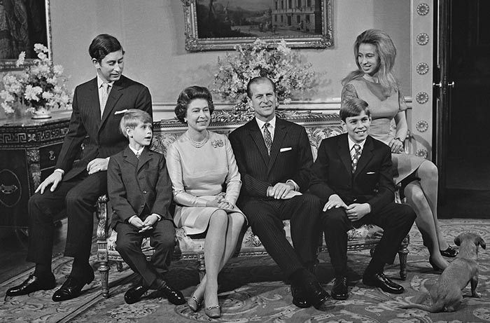 Isabel II y Felipe de Edimburgo con sus cuatro hijos