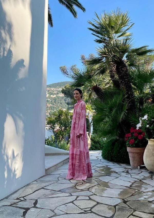 Sassa de Osma con vestido de playa rosa de María de la Orden