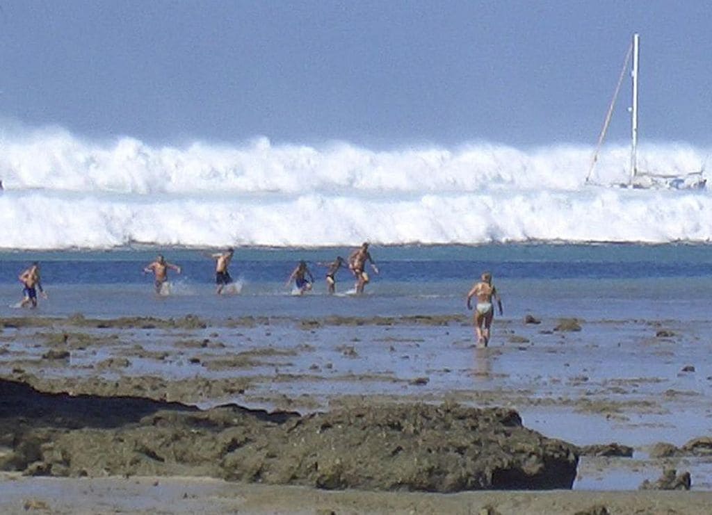 Turistas reaccionan ante el movimiento del mar en la playa Hat Rai Lay, en Tailandia, el 26 de diciembre de 2004.