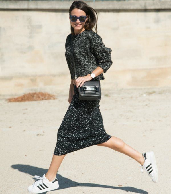 Las Adidas más clásicas en blanco y negro con dos piezas en punto jaspeado de color gris, bolso de Proenza Schouler y gafas de sol de Marc Jabos.
