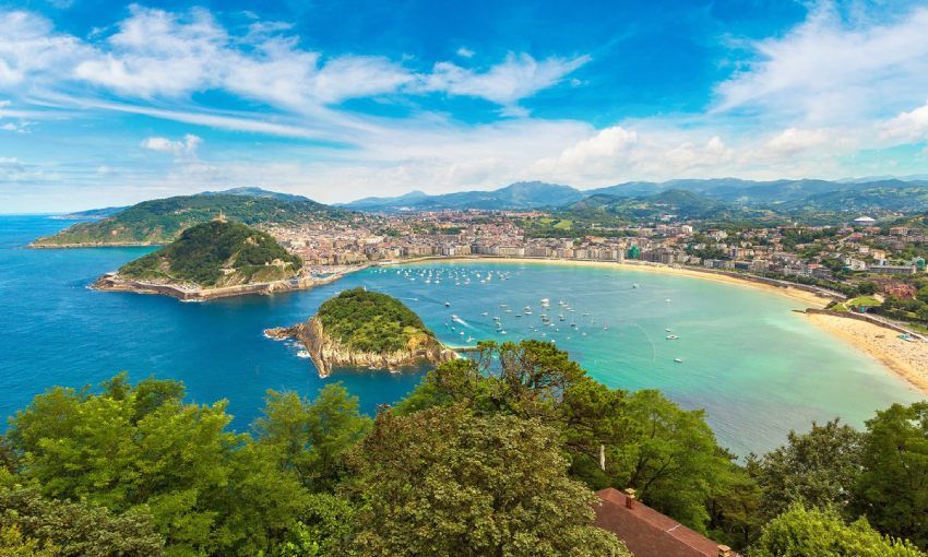 panoramica de san sebastian y la playa de la concha guipuzcoa